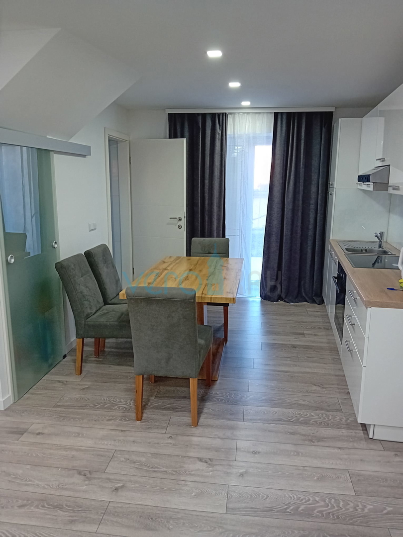 Omisalj, isola di Krk, centro storico, casa in pietra a schiera con giardino, vendita