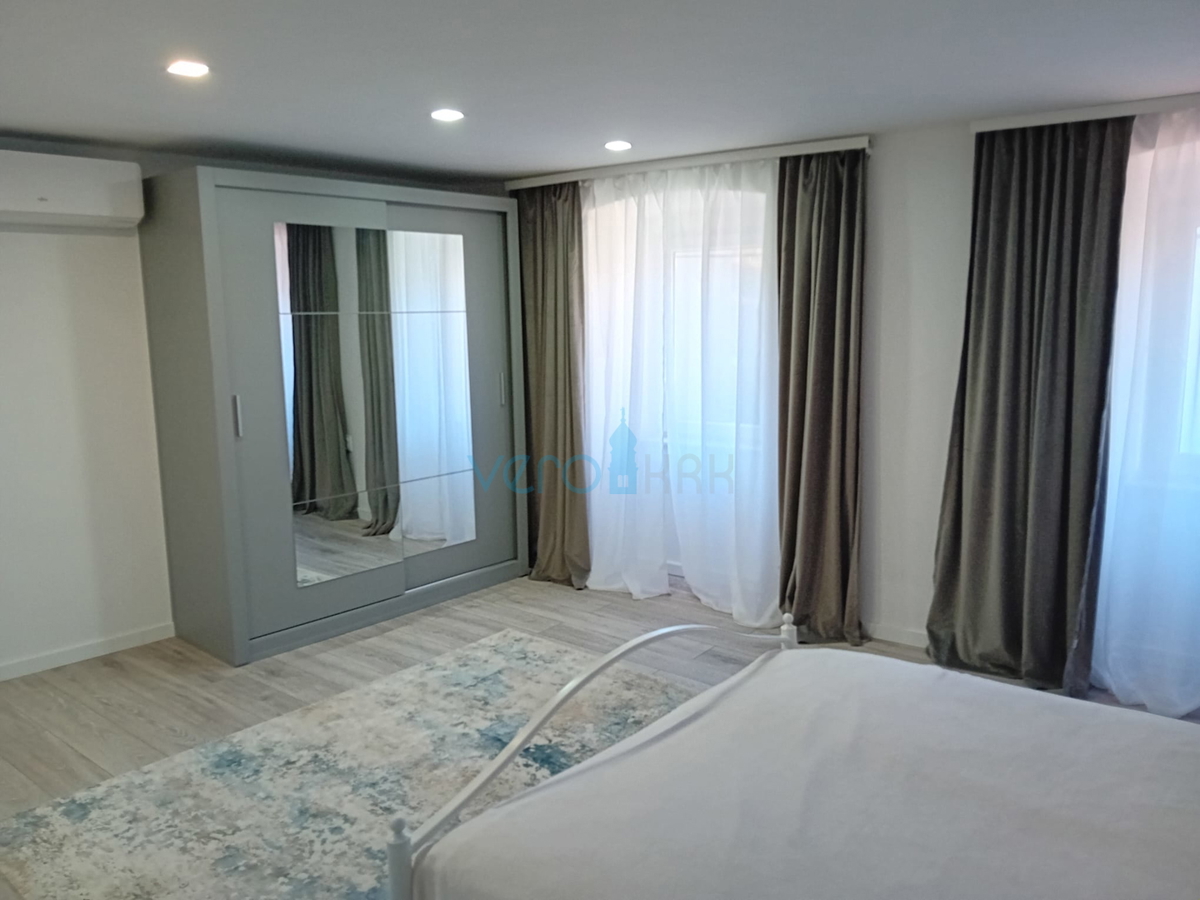 Omisalj, isola di Krk, centro storico, casa in pietra a schiera con giardino, vendita