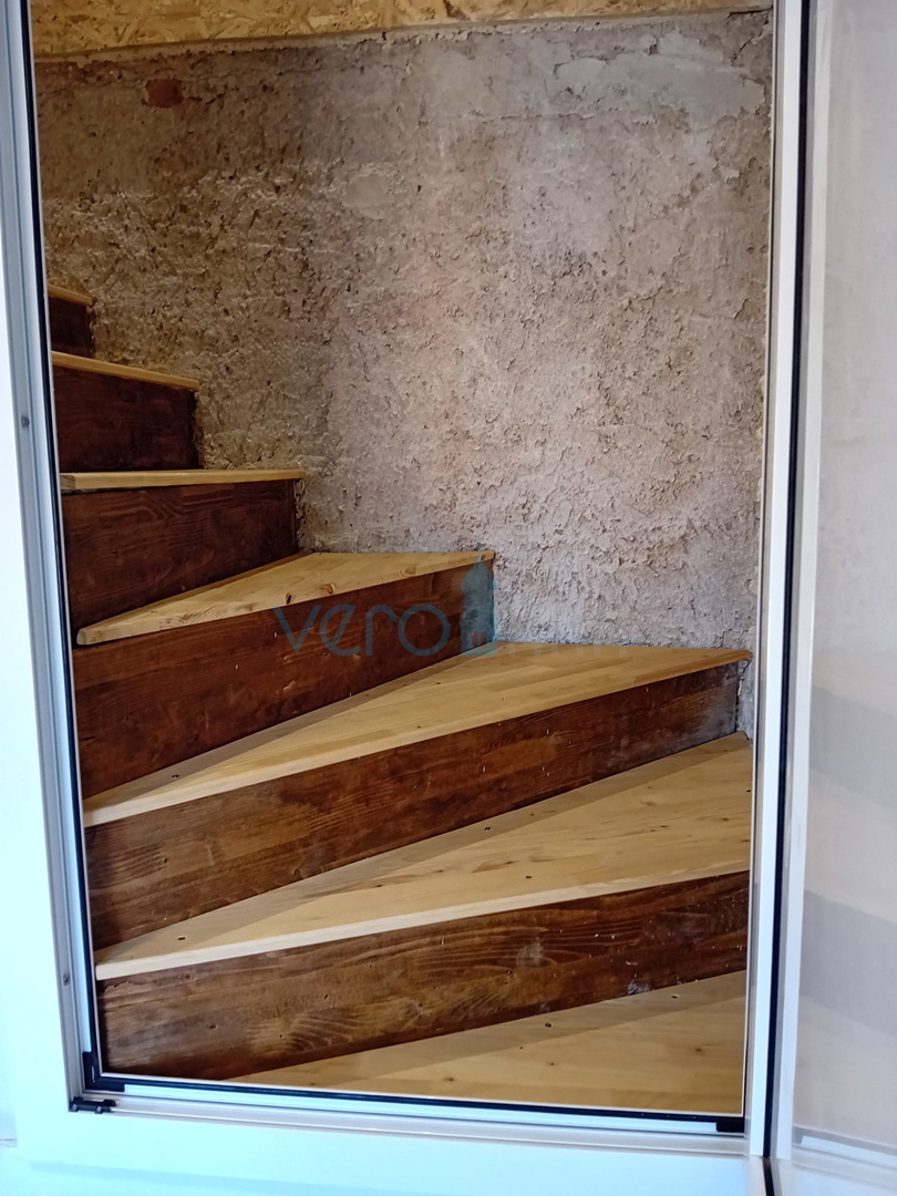 Omisalj, isola di Krk, centro storico, casa in pietra a schiera con giardino, vendita