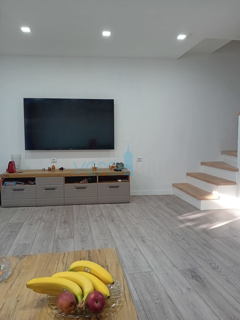 Omisalj, isola di Krk, centro storico, casa in pietra a schiera con giardino, vendita