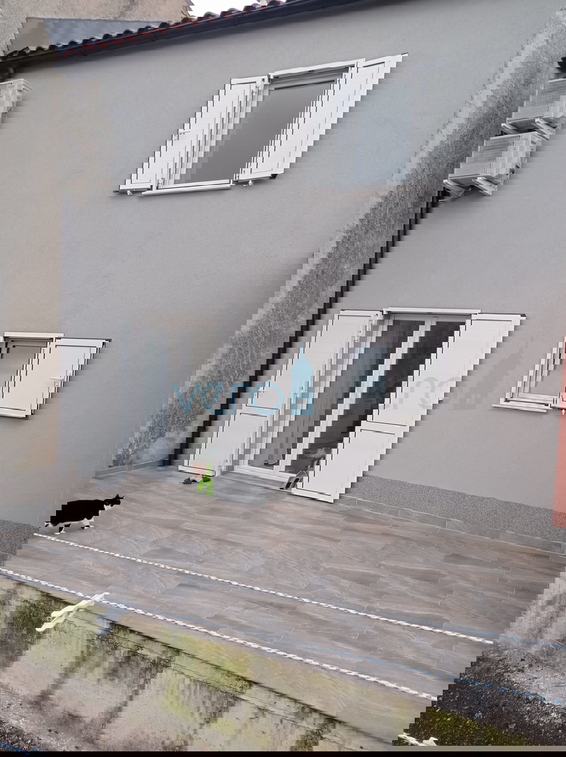 Omisalj, isola di Krk, centro storico, casa in pietra a schiera con giardino, vendita