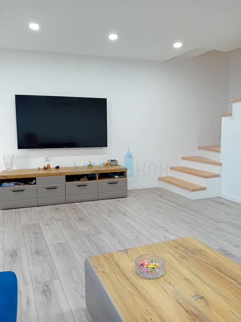 Omisalj, isola di Krk, centro storico, casa in pietra a schiera con giardino, vendita