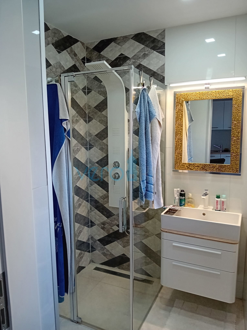 Omisalj, isola di Krk, centro storico, casa in pietra a schiera con giardino, vendita