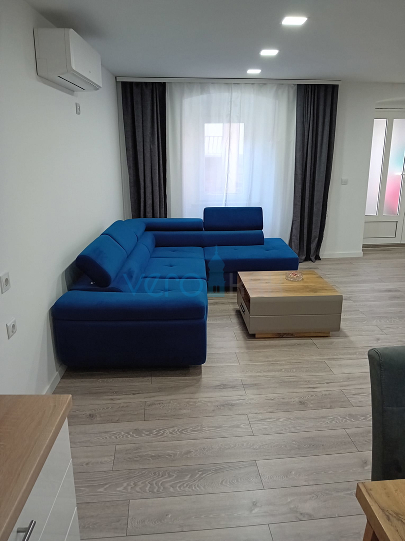 Omisalj, isola di Krk, centro storico, casa in pietra a schiera con giardino, vendita