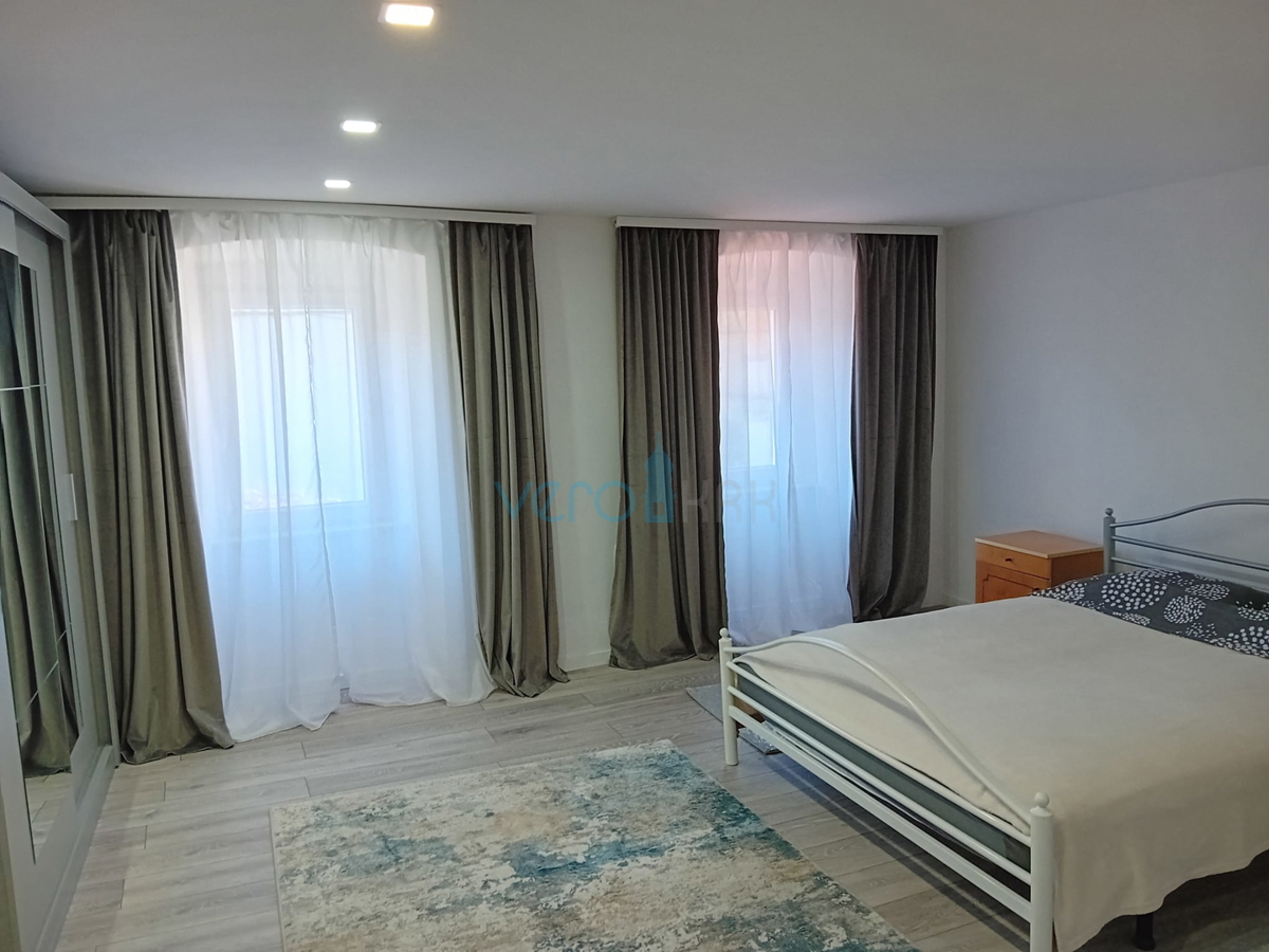 Omisalj, isola di Krk, centro storico, casa in pietra a schiera con giardino, vendita