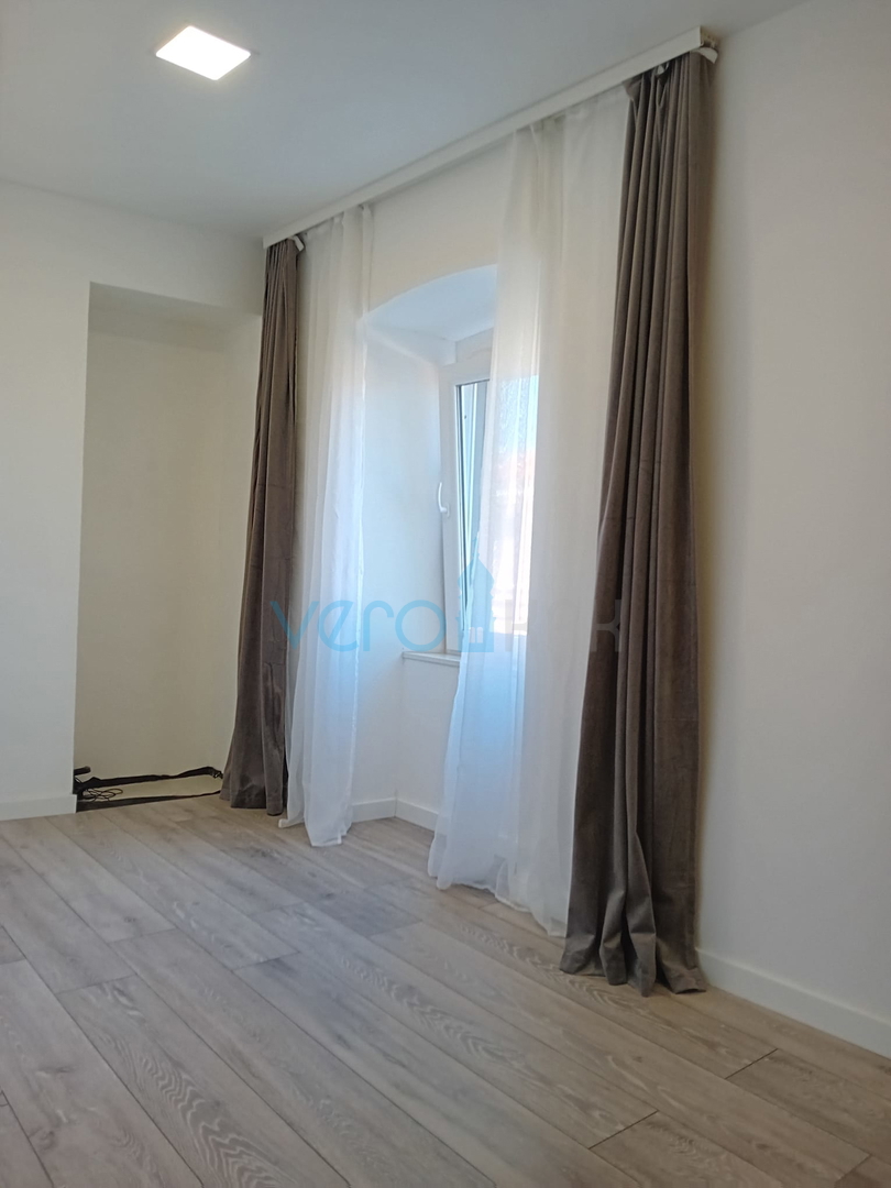 Omisalj, isola di Krk, centro storico, casa in pietra a schiera con giardino, vendita