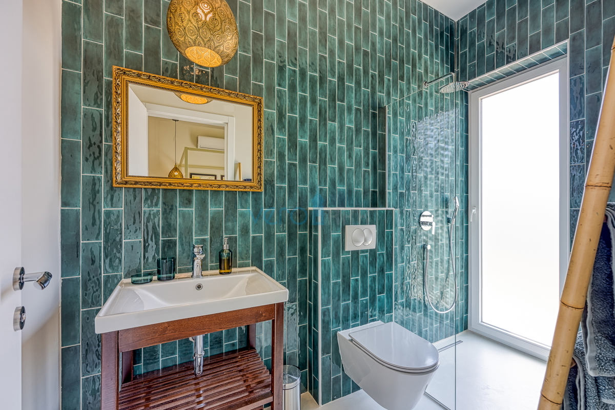 Isola di Krk, città di Krk, ampia zona circostante, villa moderna indipendente con piscina