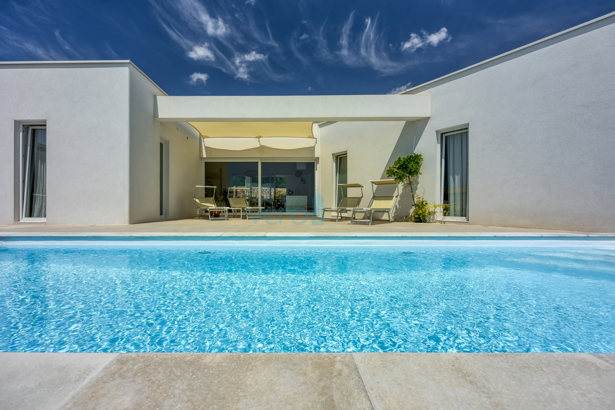 Isola di Krk, città di Krk, ampia zona circostante, villa moderna indipendente con piscina