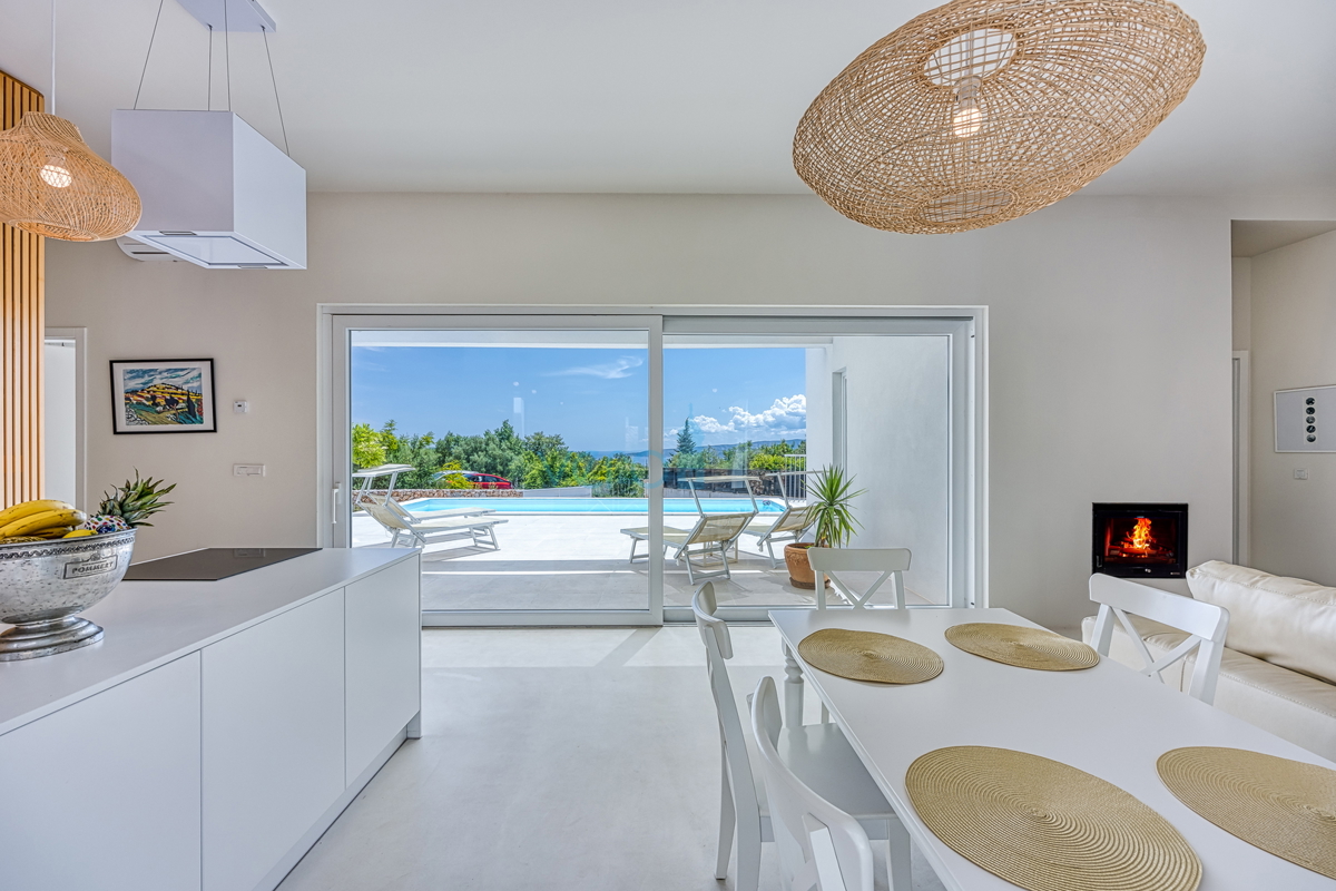 Isola di Krk, città di Krk, ampia zona circostante, villa moderna indipendente con piscina