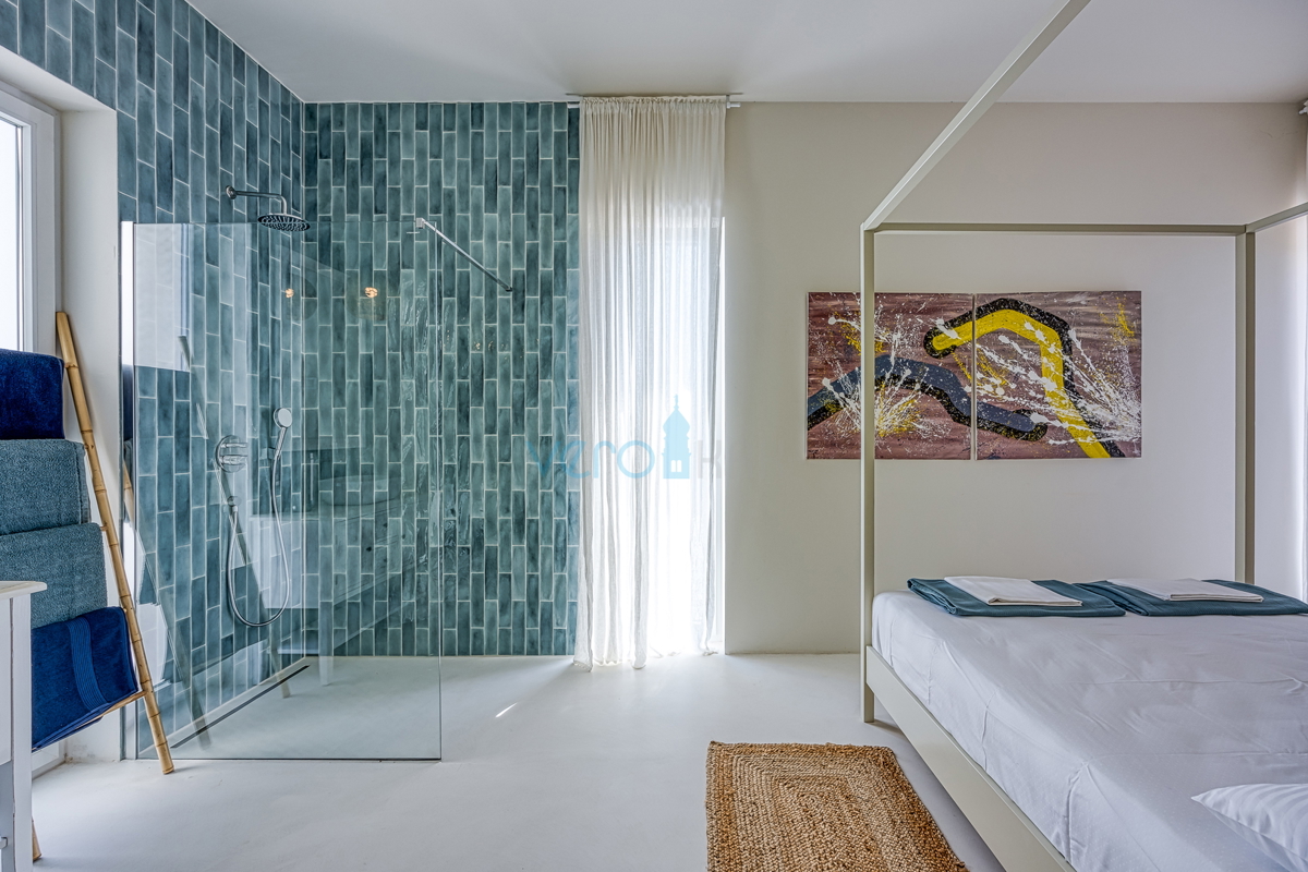 Isola di Krk, città di Krk, ampia zona circostante, villa moderna indipendente con piscina