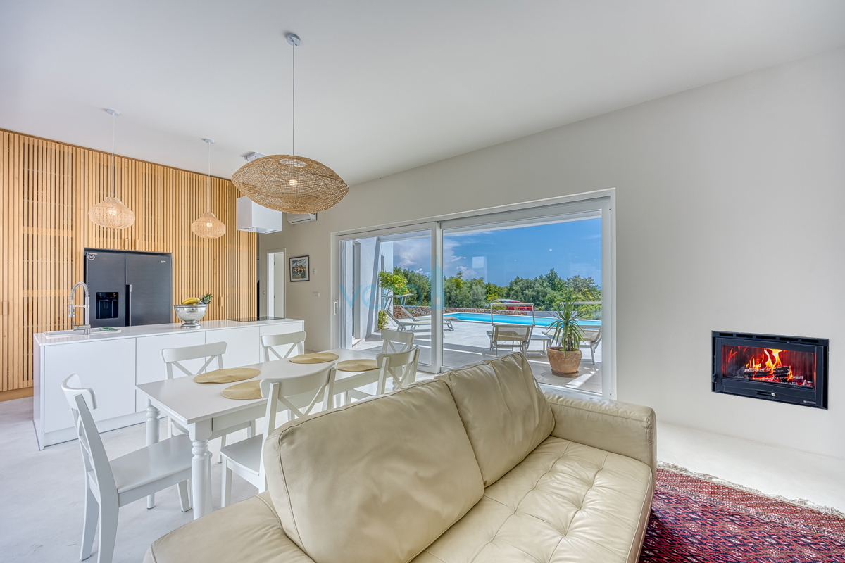 Isola di Krk, città di Krk, ampia zona circostante, villa moderna indipendente con piscina