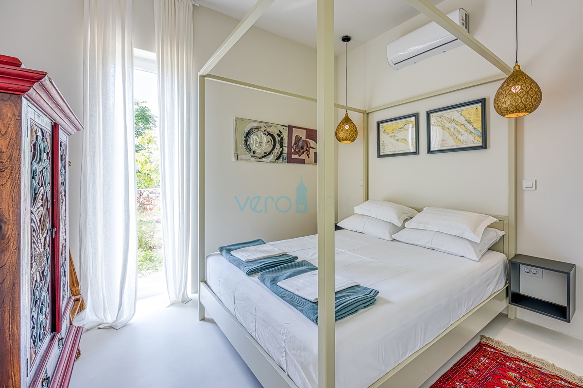 Isola di Krk, città di Krk, ampia zona circostante, villa moderna indipendente con piscina