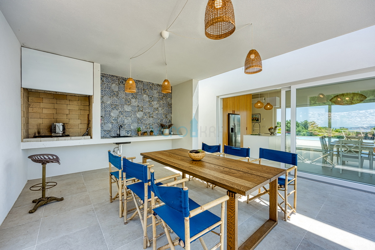 Isola di Krk, città di Krk, ampia zona circostante, villa moderna indipendente con piscina