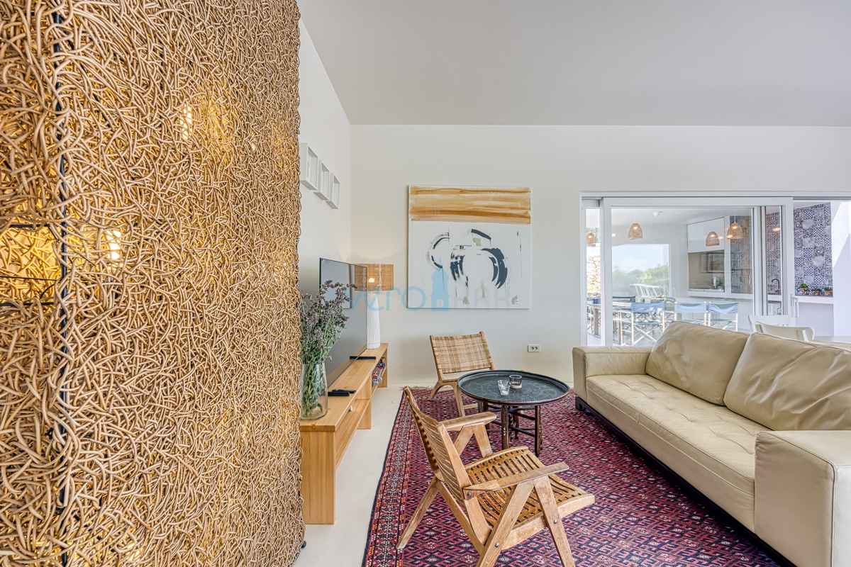 Isola di Krk, città di Krk, ampia zona circostante, villa moderna indipendente con piscina