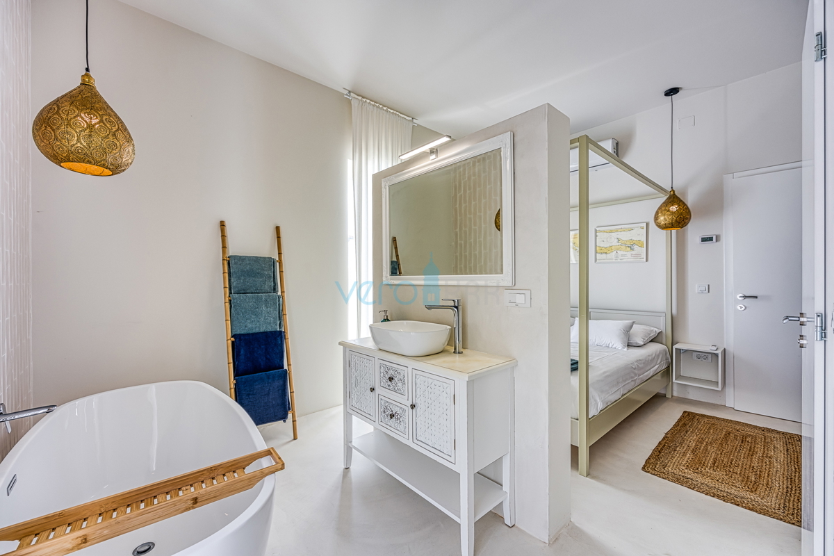 Isola di Krk, città di Krk, ampia zona circostante, villa moderna indipendente con piscina