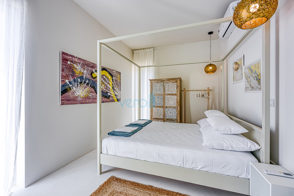 Isola di Krk, città di Krk, ampia zona circostante, villa moderna indipendente con piscina