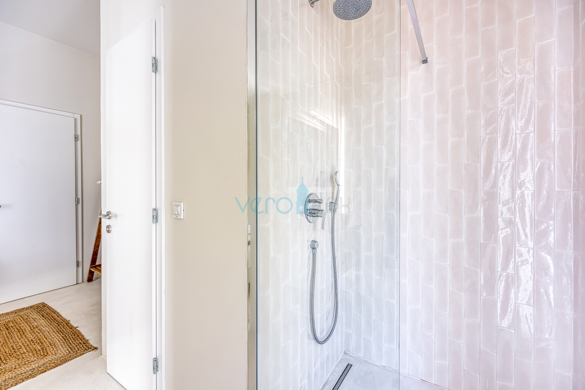 Isola di Krk, città di Krk, ampia zona circostante, villa moderna indipendente con piscina