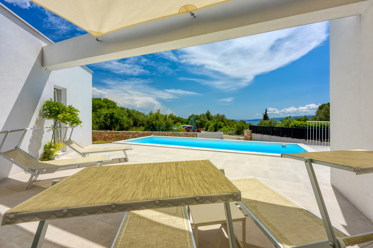 Isola di Krk, città di Krk, ampia zona circostante, villa moderna indipendente con piscina