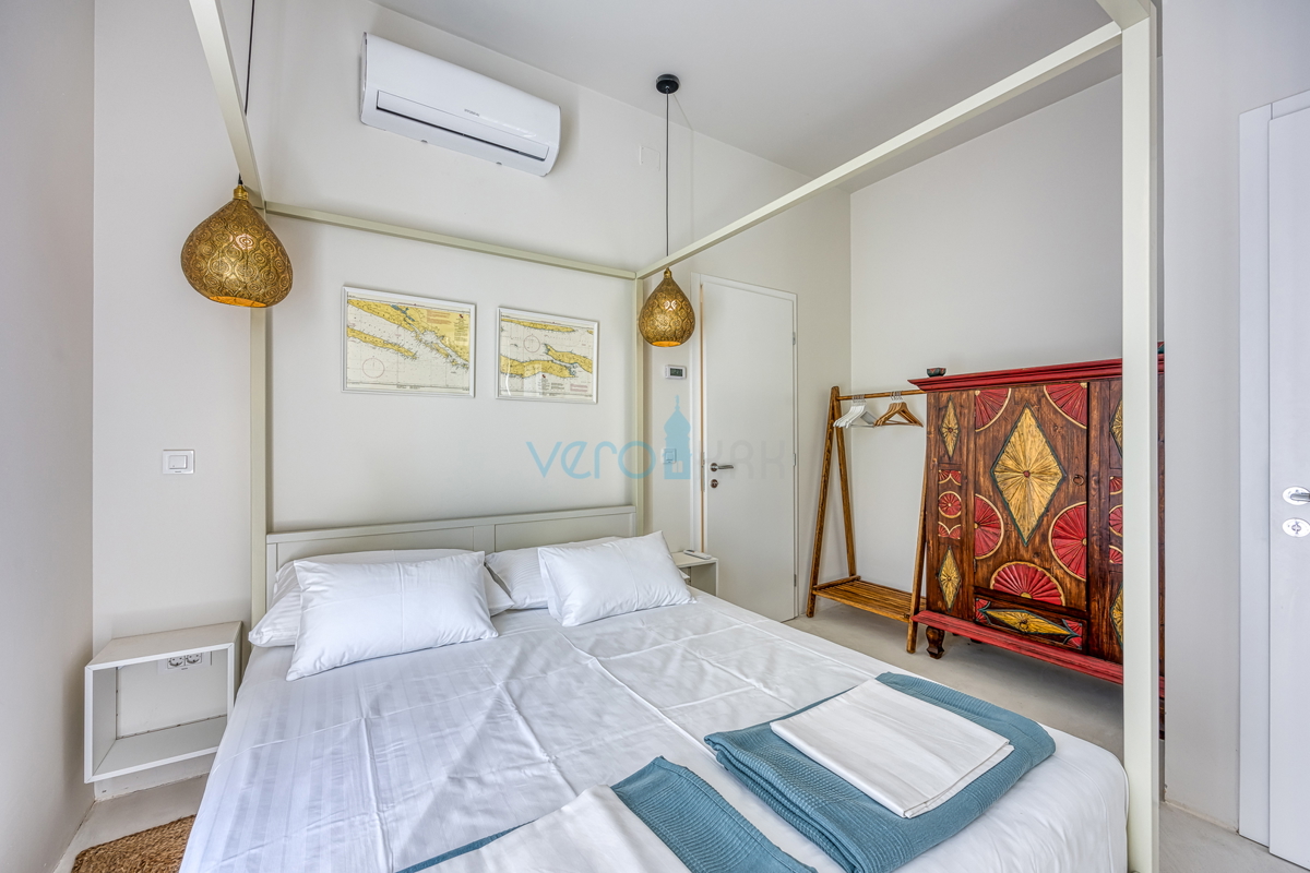 Isola di Krk, città di Krk, ampia zona circostante, villa moderna indipendente con piscina