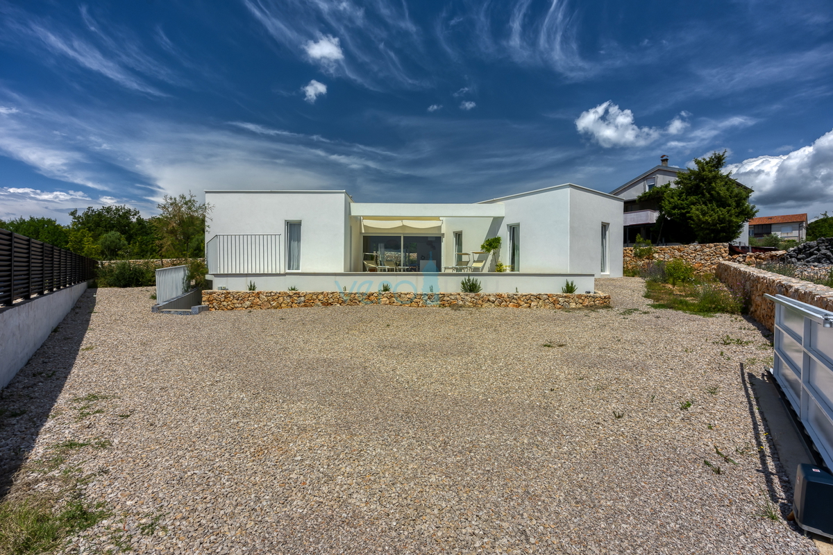 Isola di Krk, città di Krk, ampia zona circostante, villa moderna indipendente con piscina