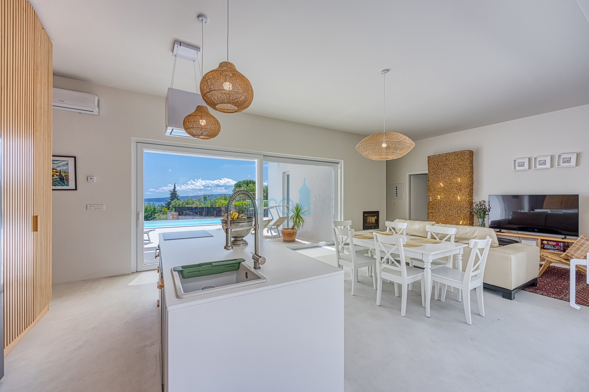 Isola di Krk, città di Krk, ampia zona circostante, villa moderna indipendente con piscina