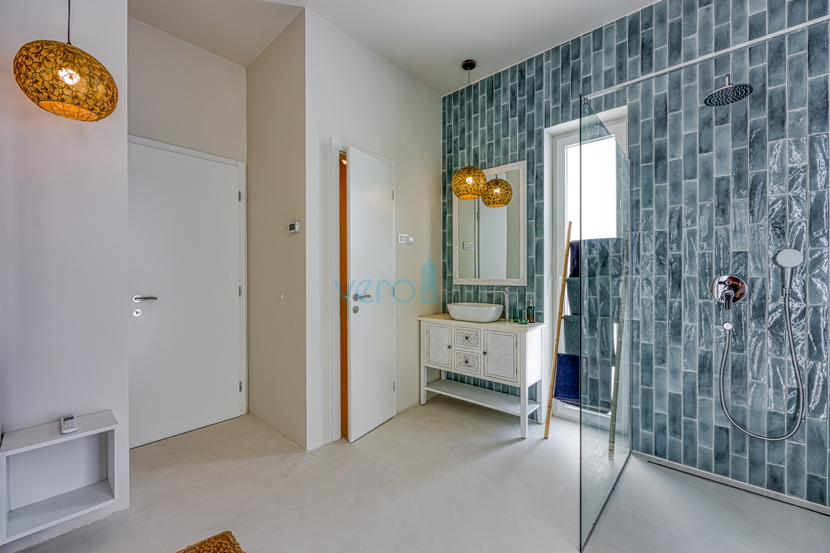 Isola di Krk, città di Krk, ampia zona circostante, villa moderna indipendente con piscina