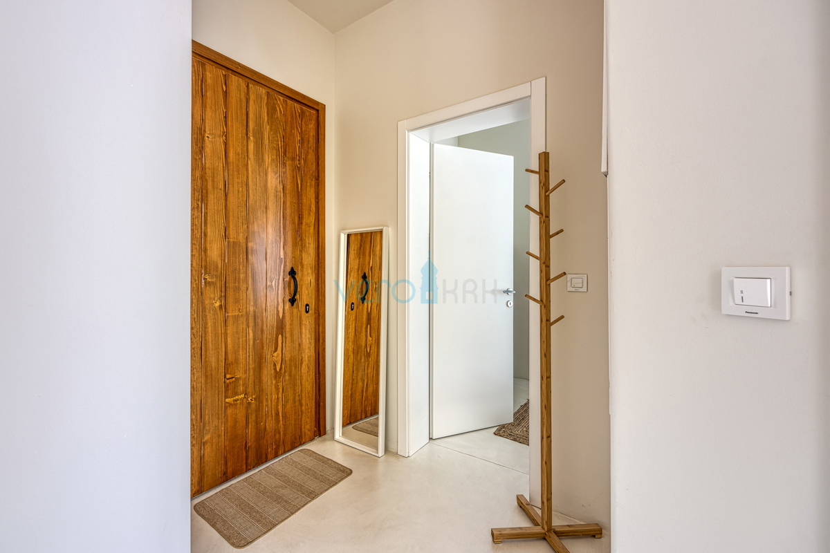 Isola di Krk, città di Krk, ampia zona circostante, villa moderna indipendente con piscina