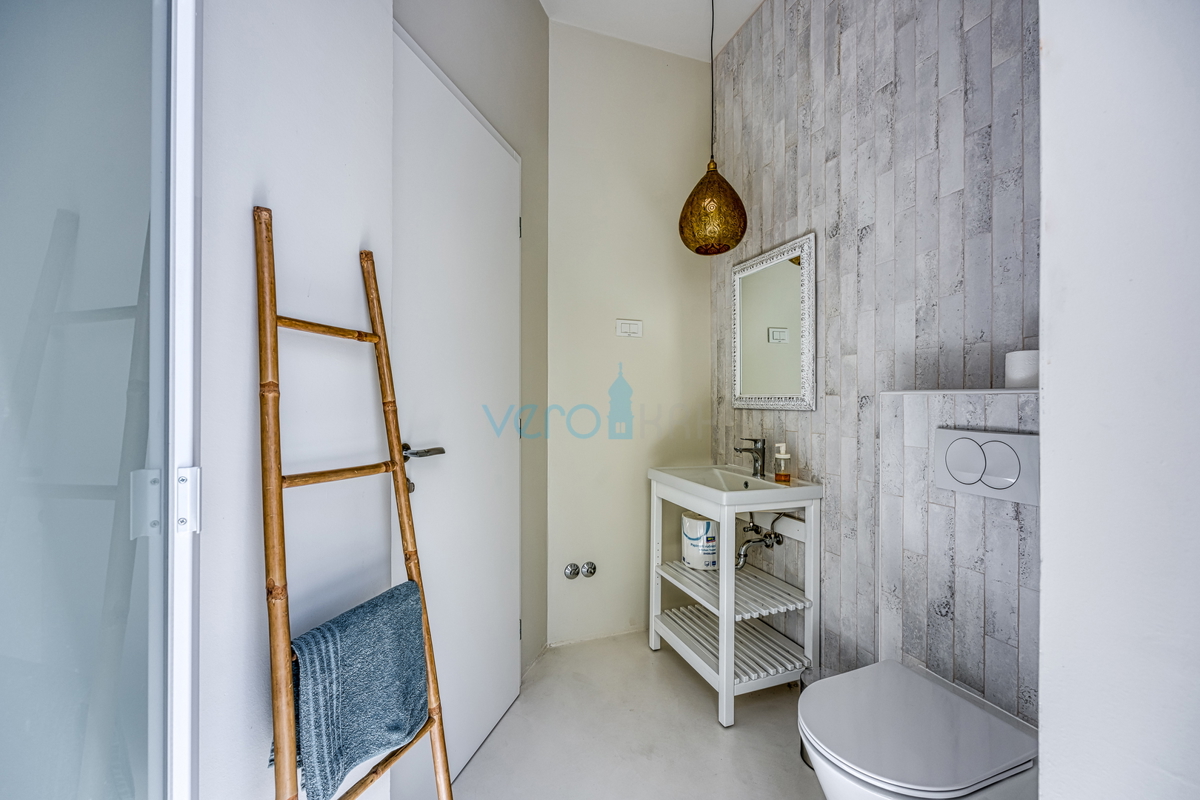 Isola di Krk, città di Krk, ampia zona circostante, villa moderna indipendente con piscina