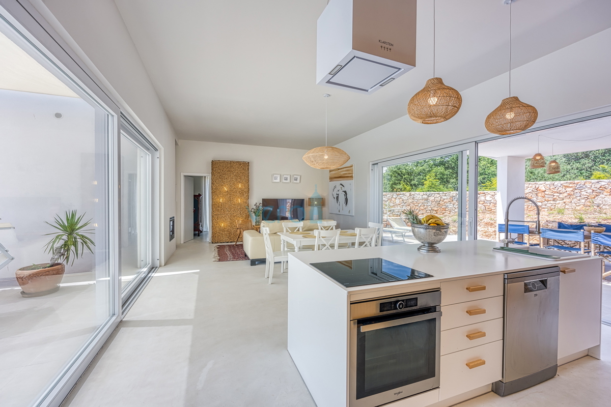 Isola di Krk, città di Krk, ampia zona circostante, villa moderna indipendente con piscina