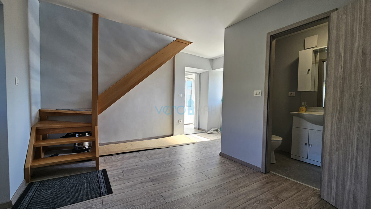 Isola di Krk, città di Krk, ampia zona circostante, casa in pietra ristrutturata a schiera con giardino, vista mare, vendita