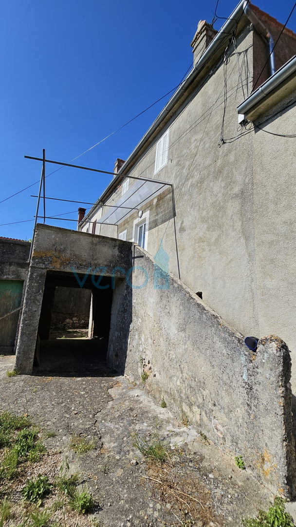 Isola di Krk, città di Krk, ampia zona circostante, casa in pietra ristrutturata a schiera con giardino, vista mare, vendita