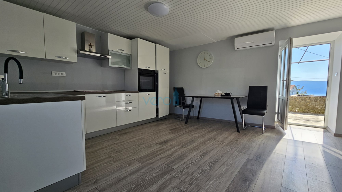 Isola di Krk, città di Krk, ampia zona circostante, casa in pietra ristrutturata a schiera con giardino, vista mare, vendita