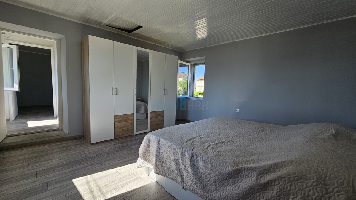 Isola di Krk, città di Krk, ampia zona circostante, casa in pietra ristrutturata a schiera con giardino, vista mare, vendita