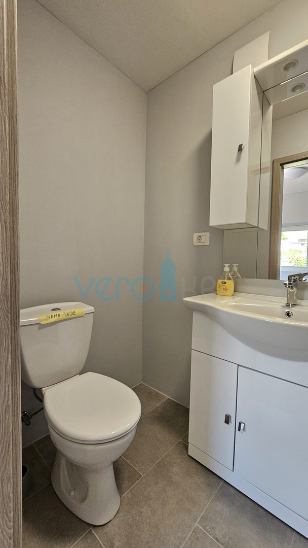 Isola di Krk, città di Krk, ampia zona circostante, casa in pietra ristrutturata a schiera con giardino, vista mare, vendita
