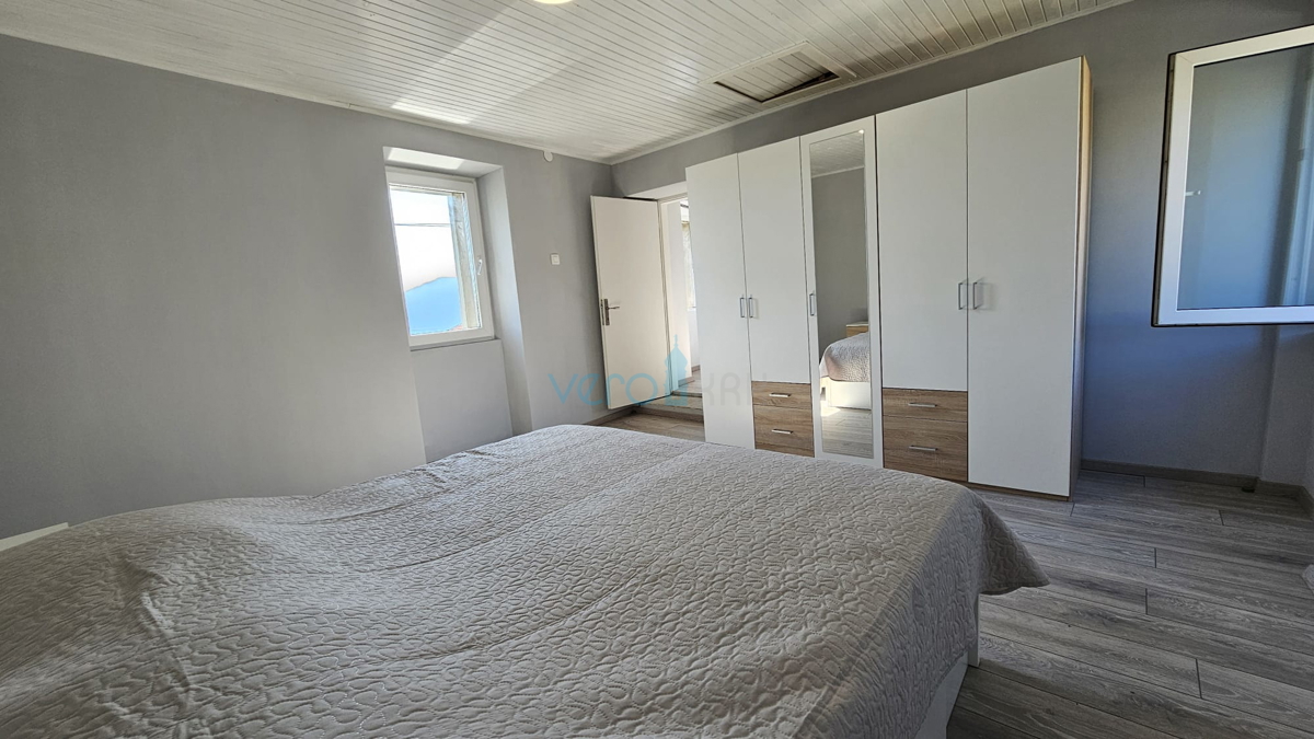 Isola di Krk, città di Krk, ampia zona circostante, casa in pietra ristrutturata a schiera con giardino, vista mare, vendita