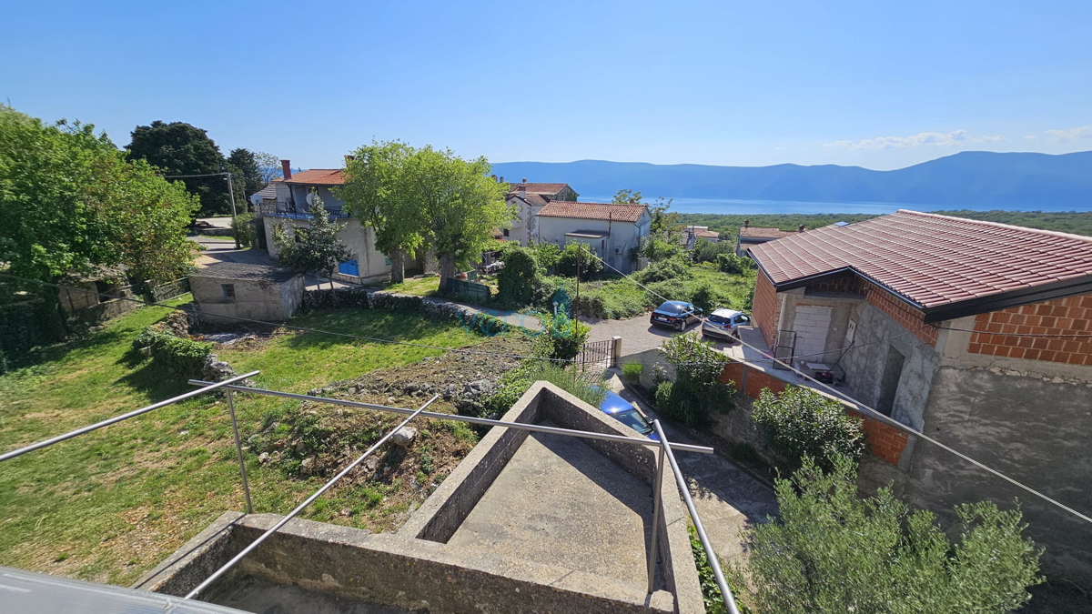 Isola di Krk, città di Krk, ampia zona circostante, casa in pietra ristrutturata a schiera con giardino, vista mare, vendita