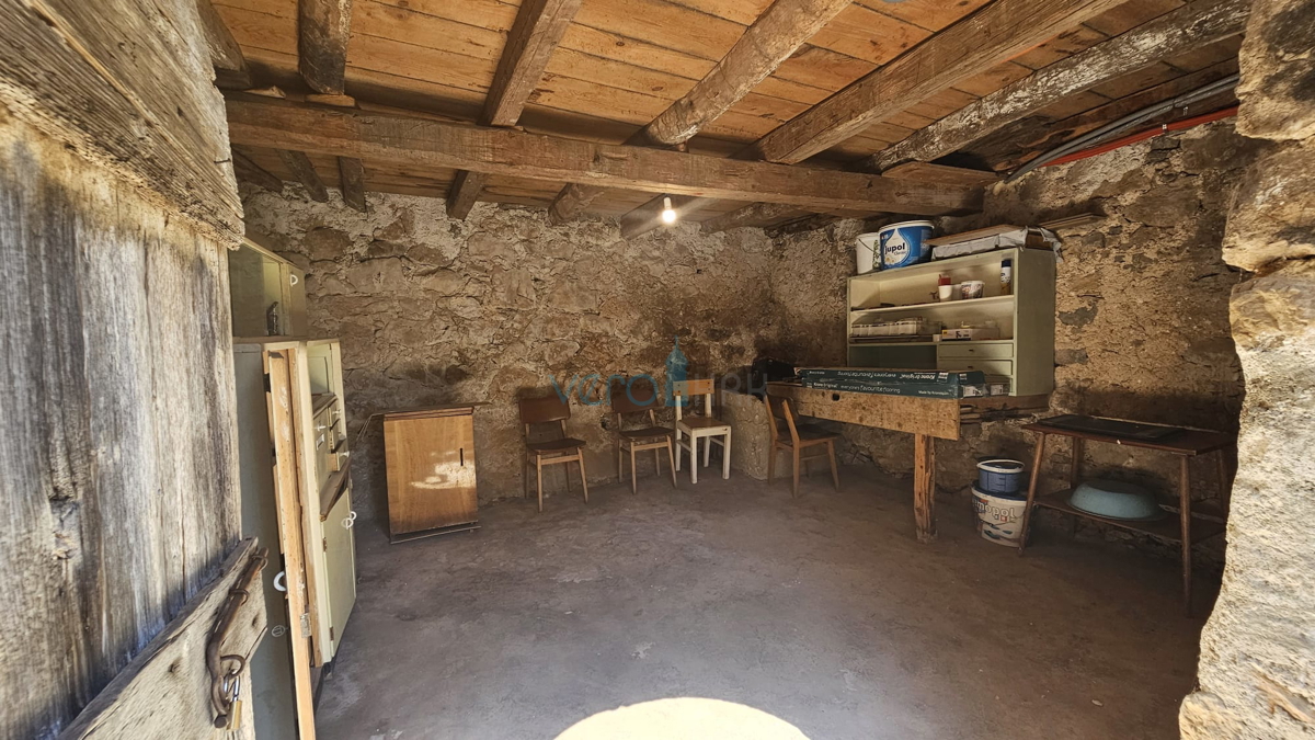Isola di Krk, città di Krk, ampia zona circostante, casa in pietra ristrutturata a schiera con giardino, vista mare, vendita