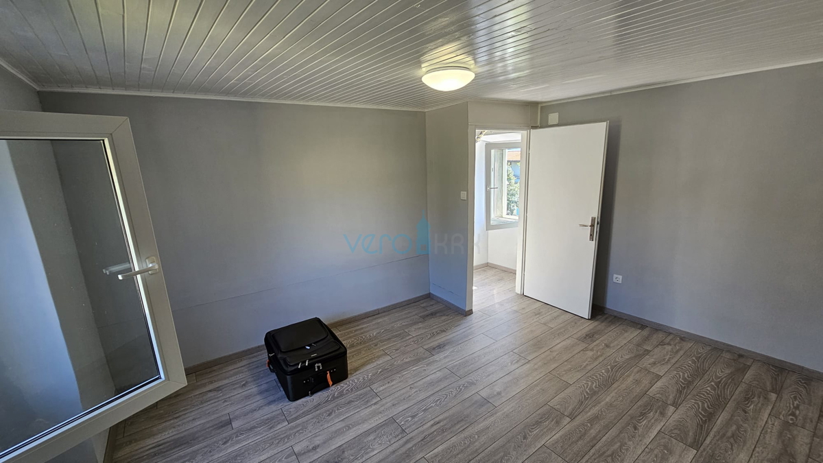 Isola di Krk, città di Krk, ampia zona circostante, casa in pietra ristrutturata a schiera con giardino, vista mare, vendita