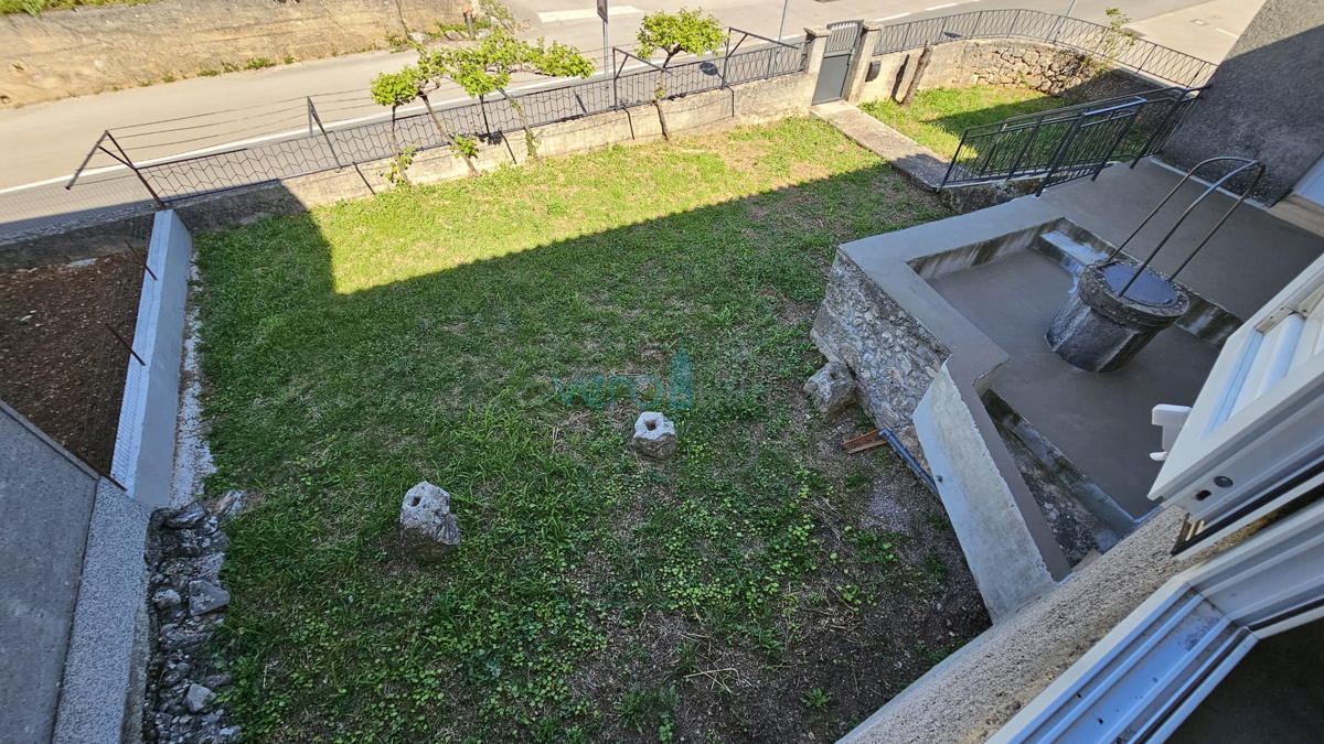 Isola di Krk, città di Krk, ampia zona circostante, casa in pietra ristrutturata a schiera con giardino, vista mare, vendita