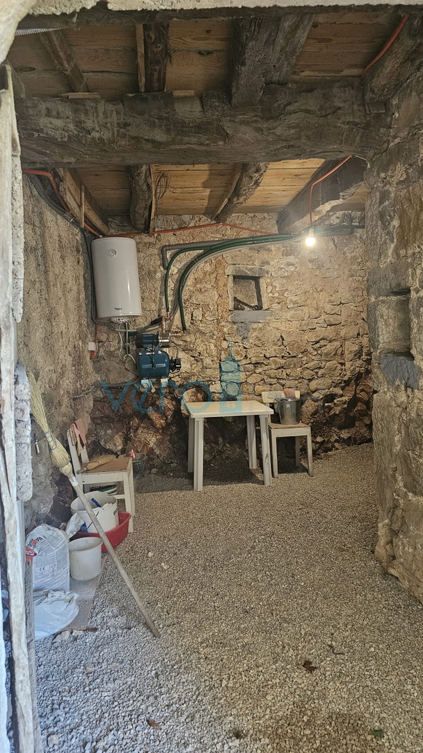 Isola di Krk, città di Krk, ampia zona circostante, casa in pietra ristrutturata a schiera con giardino, vista mare, vendita