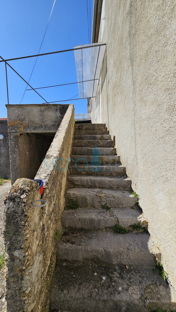 Isola di Krk, città di Krk, ampia zona circostante, casa in pietra ristrutturata a schiera con giardino, vista mare, vendita