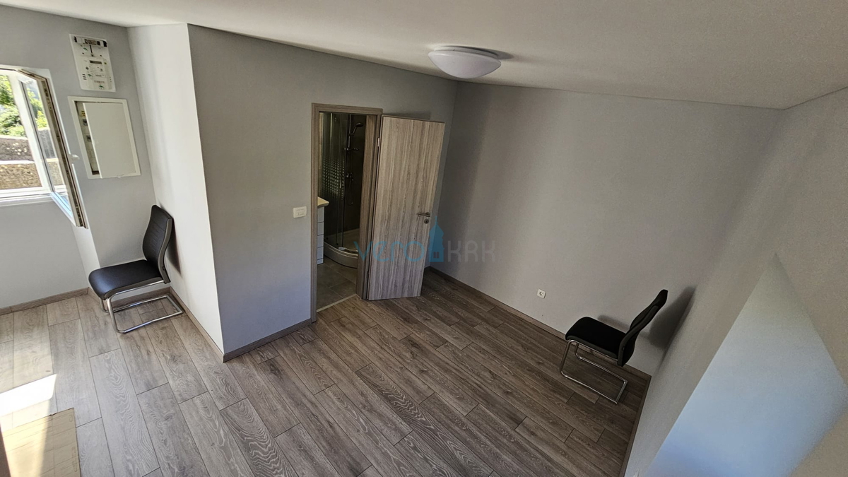 Isola di Krk, città di Krk, ampia zona circostante, casa in pietra ristrutturata a schiera con giardino, vista mare, vendita