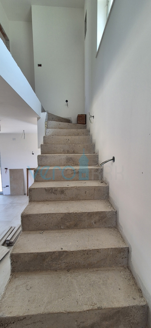 Malinska, isola di Krk, nuova costruzione, casa bifamiliare, piscina, giardino, vista