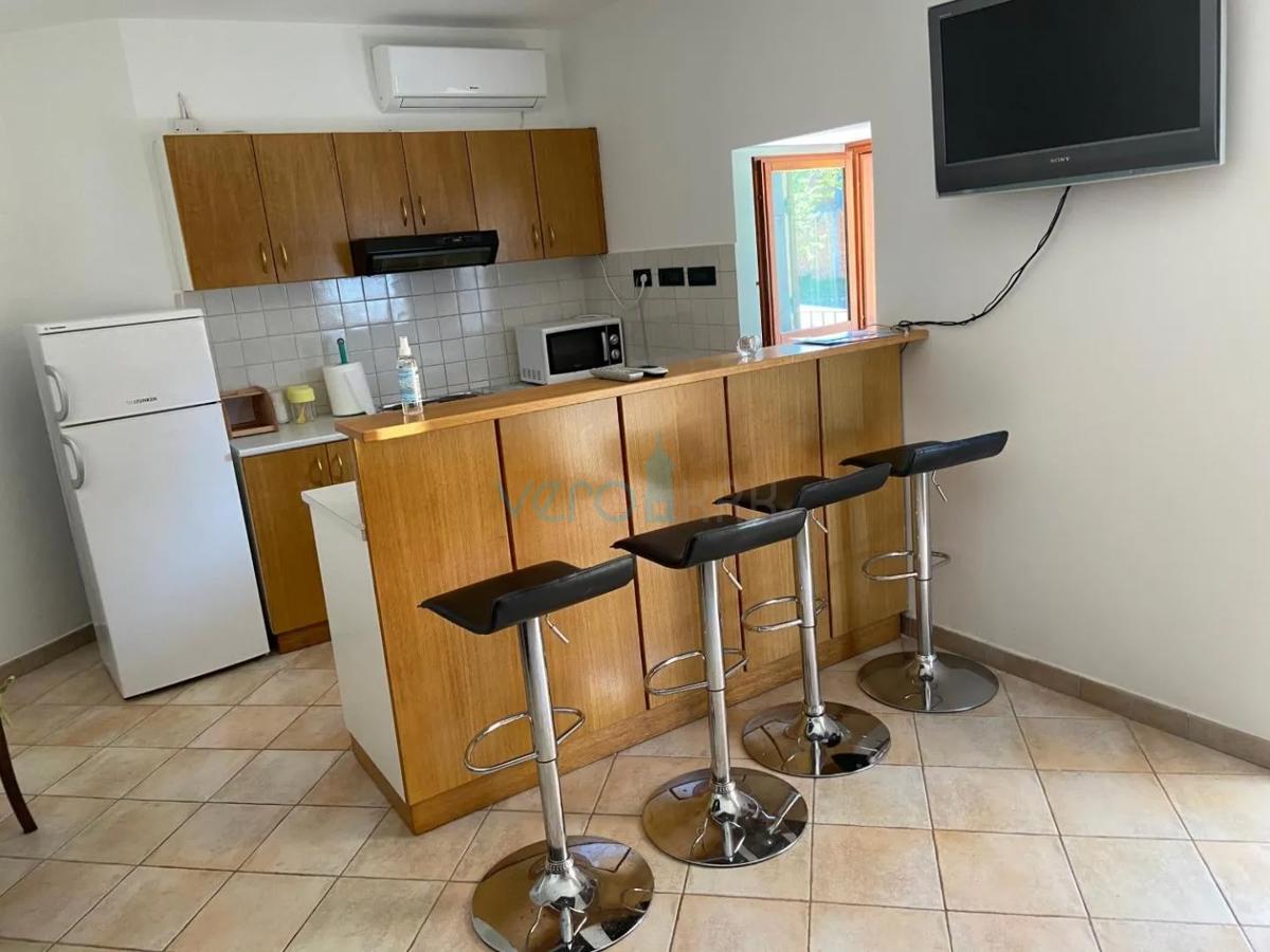 Isola di Krk, Malinska, periferia, casa con 2 appartamenti, prima fila sul mare, vista, in vendita