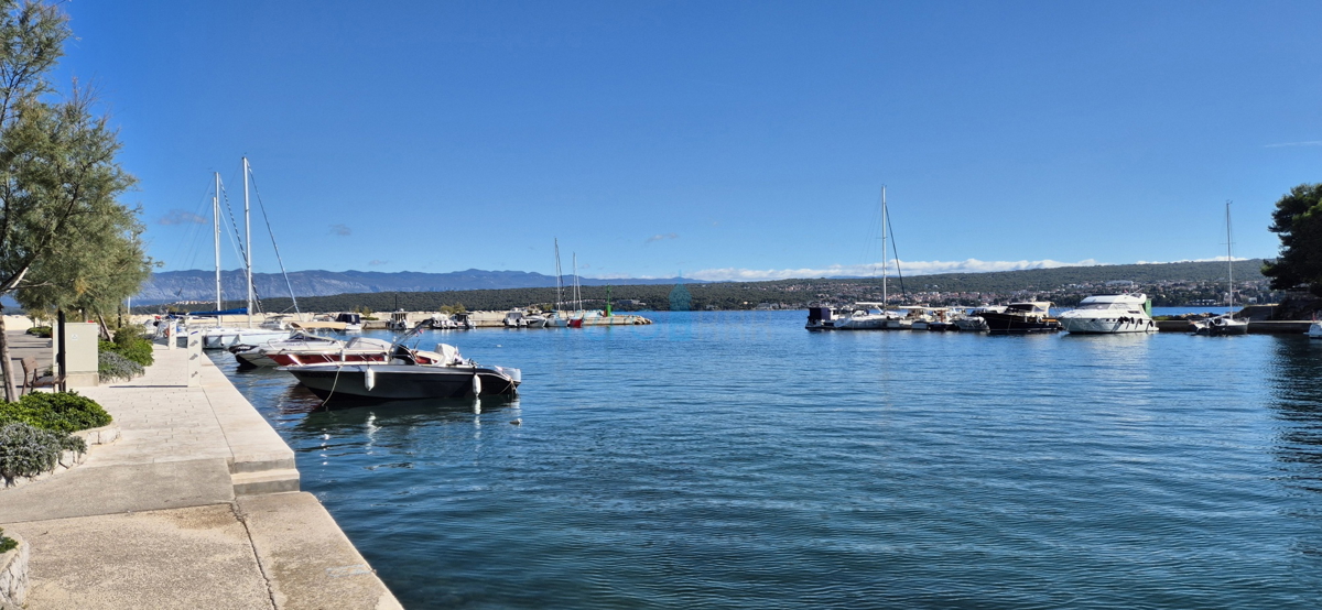 Isola di Krk, Malinska, periferia, casa con 2 appartamenti, prima fila sul mare, vista, in vendita
