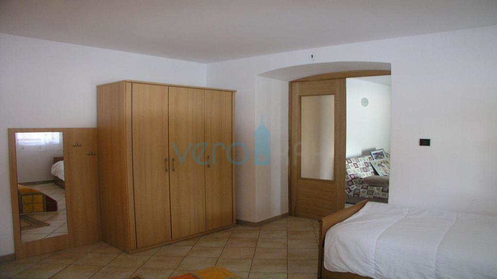 Isola di Krk, Malinska, periferia, casa con 2 appartamenti, prima fila sul mare, vista, in vendita