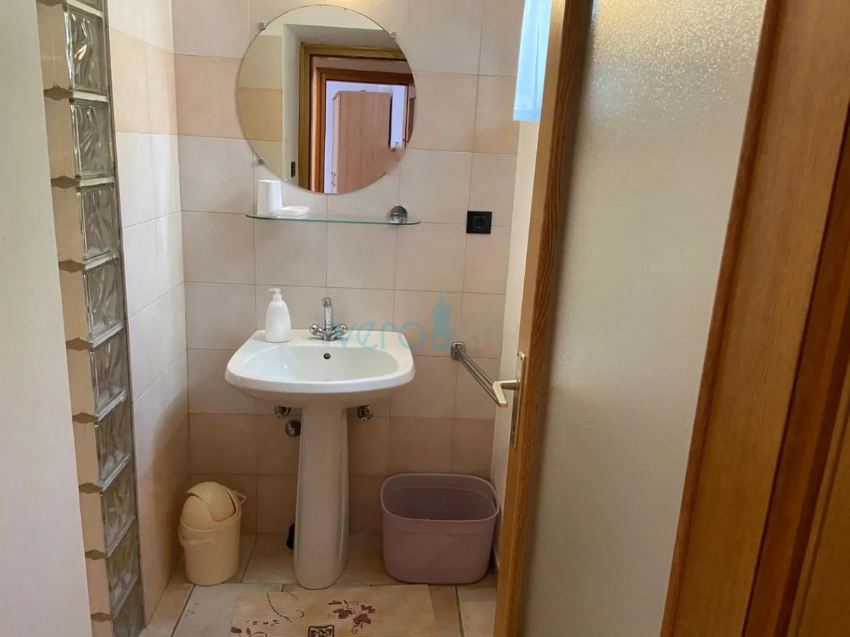 Isola di Krk, Malinska, periferia, casa con 2 appartamenti, prima fila sul mare, vista, in vendita