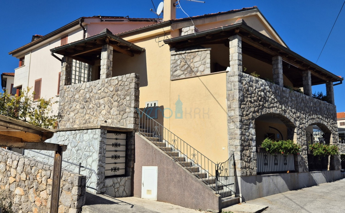 Isola di Krk, Malinska, periferia, casa con 2 appartamenti, prima fila sul mare, vista, in vendita