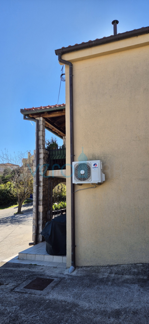 Isola di Krk, Malinska, periferia, casa con 2 appartamenti, prima fila sul mare, vista, in vendita