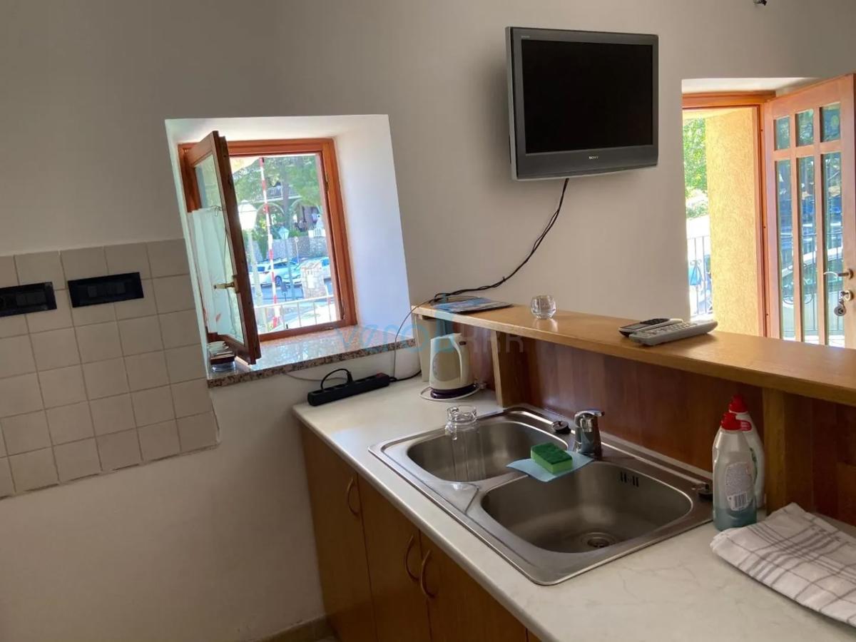 Isola di Krk, Malinska, periferia, casa con 2 appartamenti, prima fila sul mare, vista, in vendita